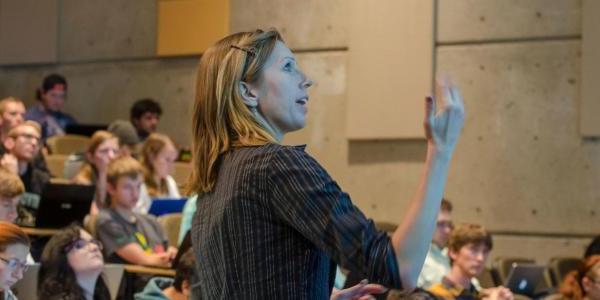 Professor teaching 计算机科学 class